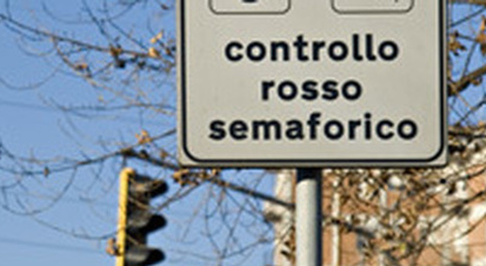Multe per chi passa col semaforo rosso, la Cassazione: «Con t-red valide anche senza omologazione»