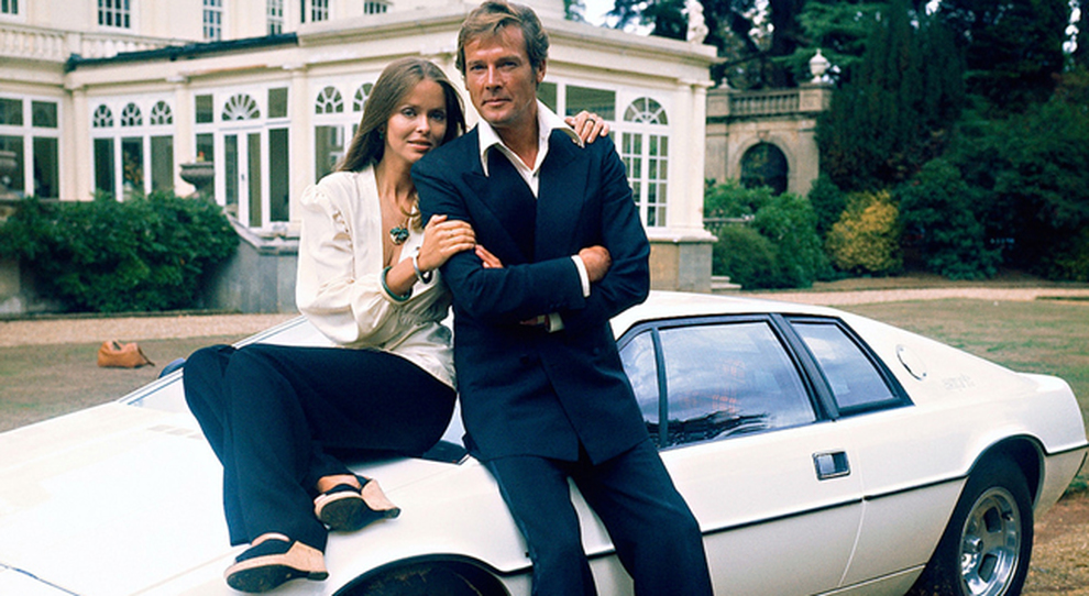 Roger Moore nei panni di James Bond insieme a Barbara Bach sul cofano della Lotus Esprit 01
