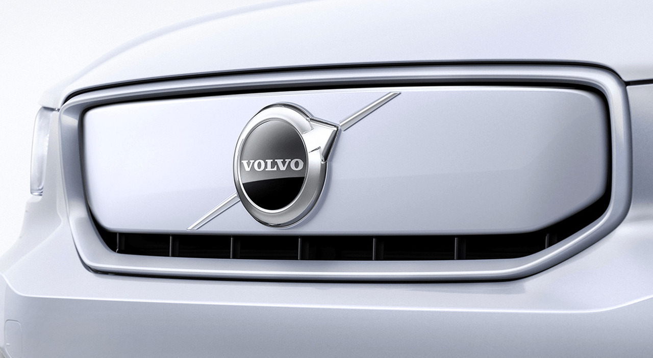 Il dettaglio del frontale di un modello elettrico Volvo
