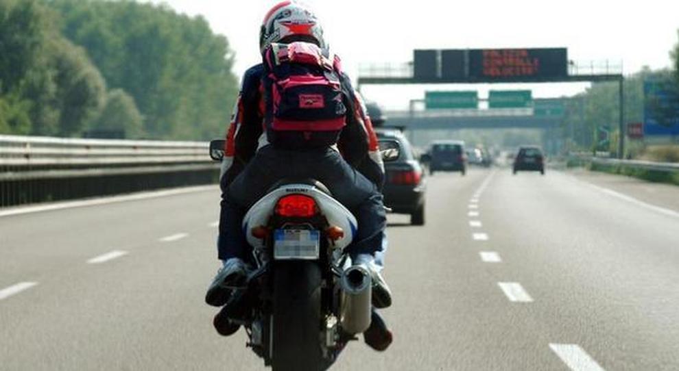 Nuovo codice, in autostrada anche in scooter: chi lo guida deve essere maggiorenne