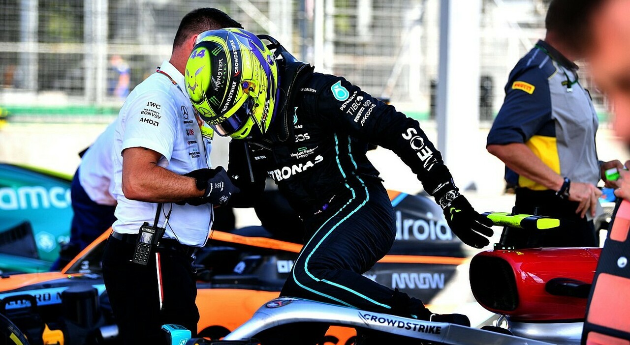 Lewis Hamilton dolorante alla fine del Gp di Baku viene aiutato ad uscire dalla sua Mercedes afflitta dal porpoising