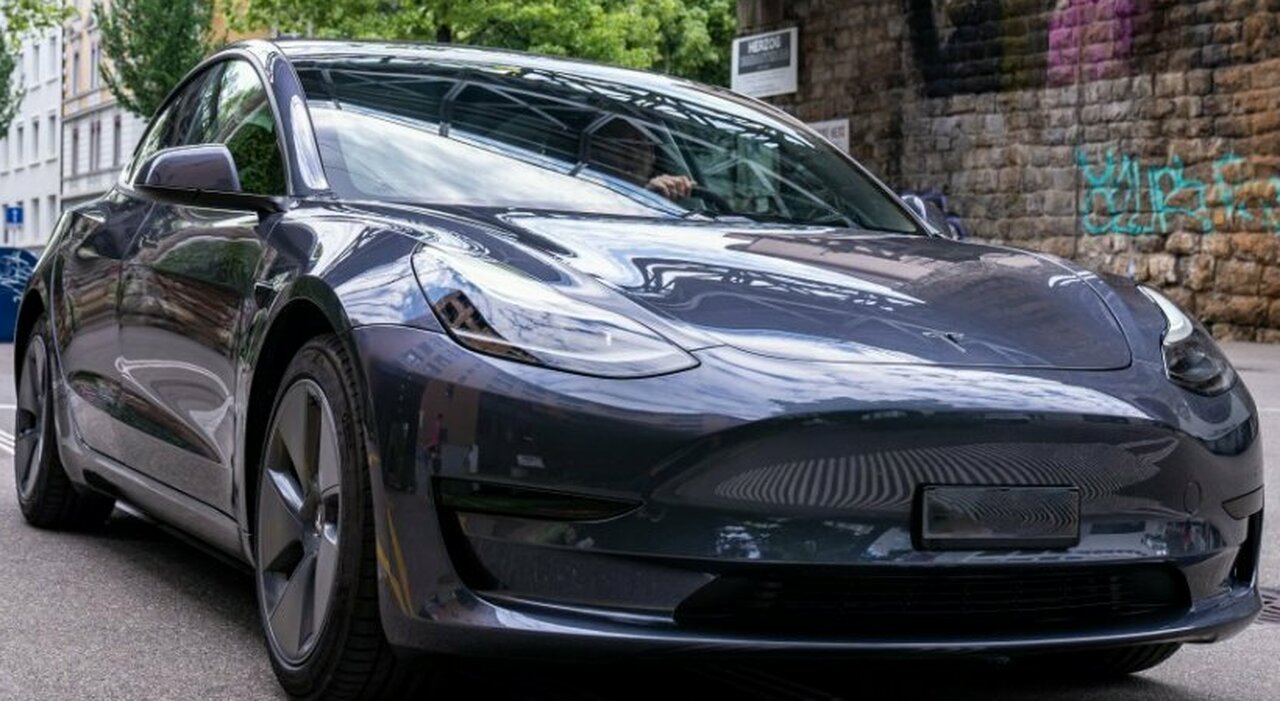 Tesla: la più venduta in Svizzera, per la prima volta vettura elettrica al top