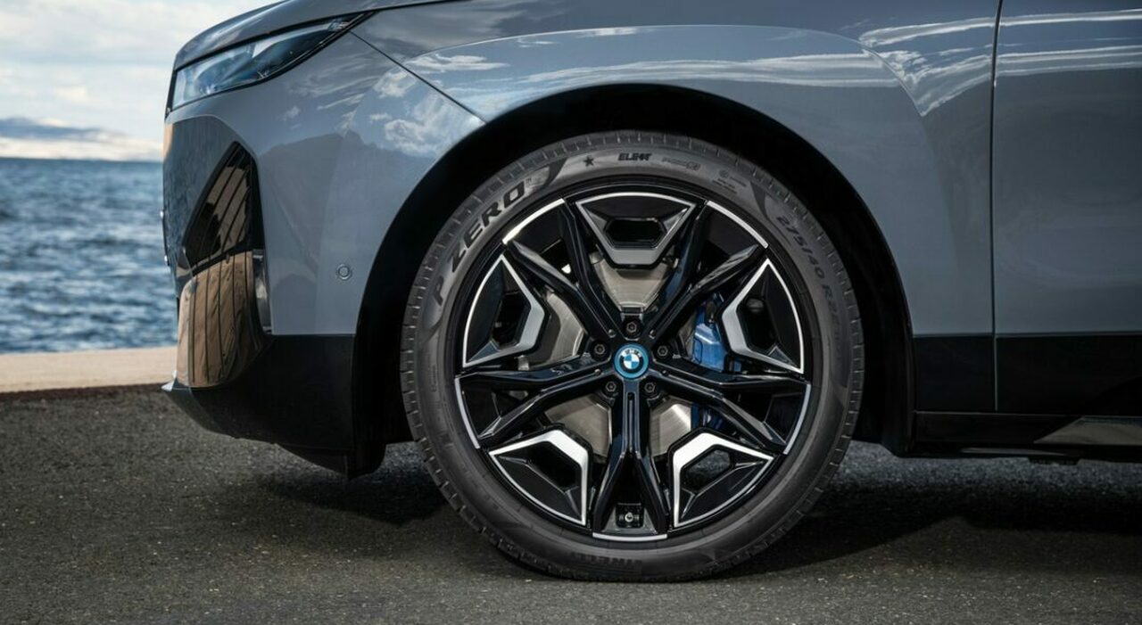 I Pirelli PZero Elect montati sul Suv elettrico BMW iX