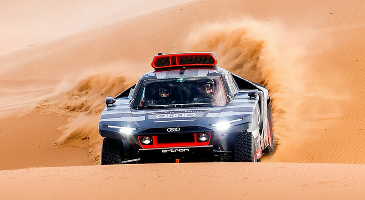 La Q RS e-tron fra le dune del deserto