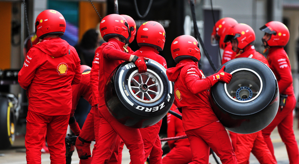 Meccanici della Ferrari al lavoro in corsia box