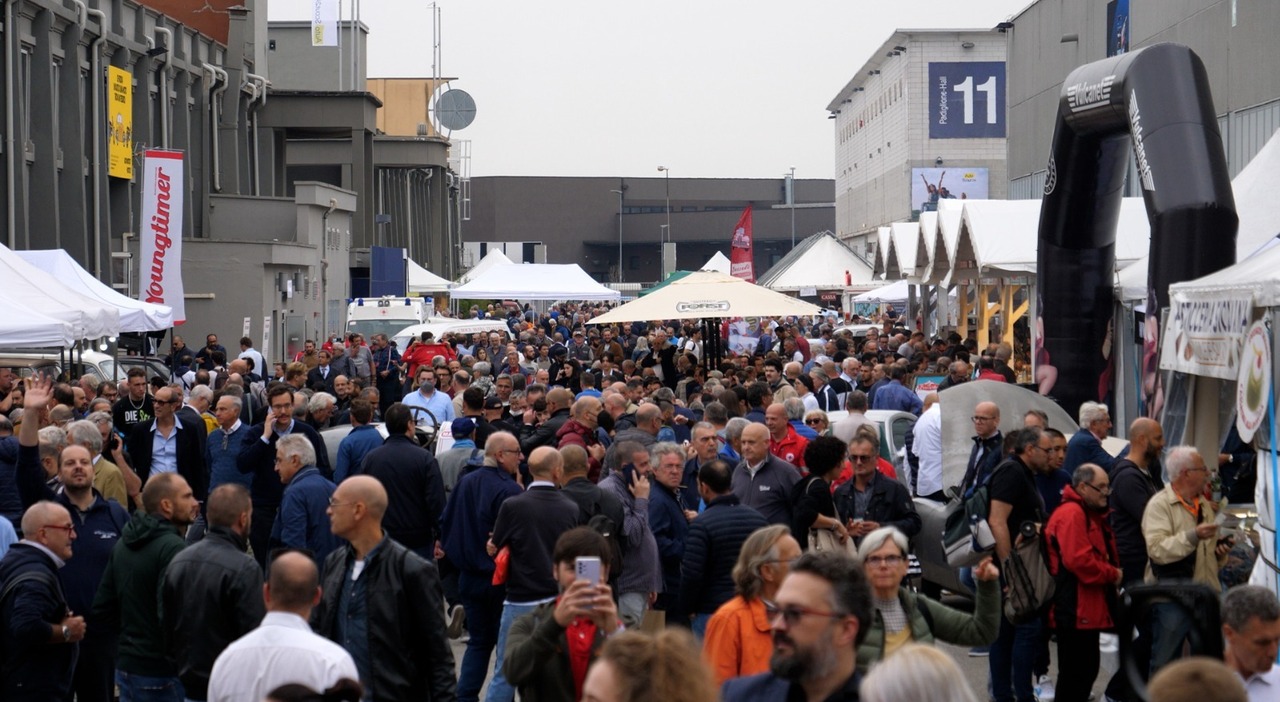 La folla di appassionati a Padova per l'ultima edizione di Auto e Moto d Epoca prima del trasferimento a Bologna