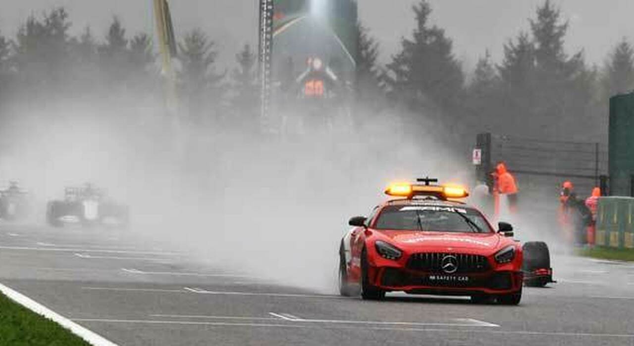 Il GP del Belgio dietro la safety car