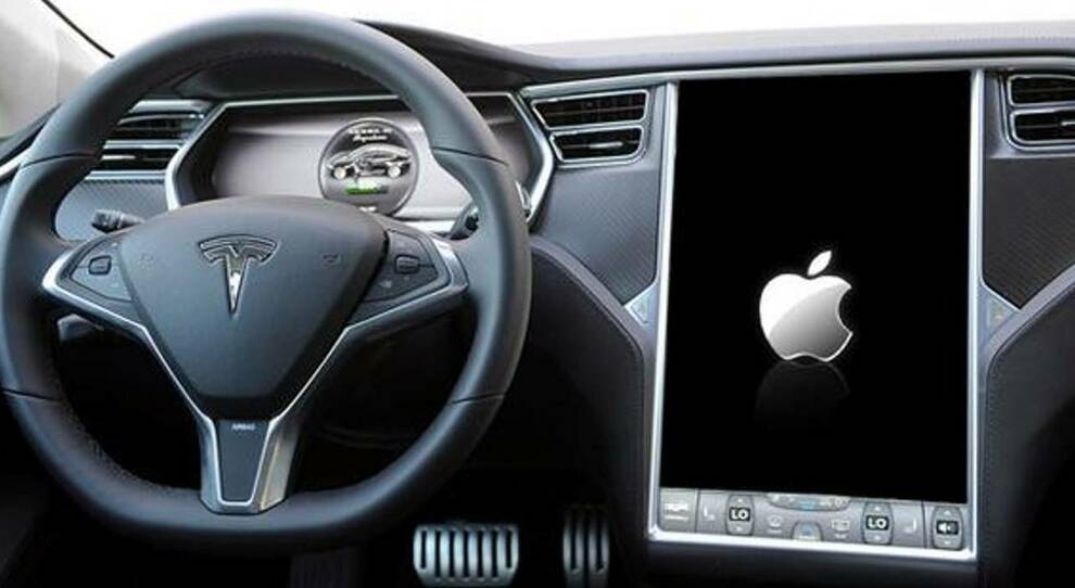 Un fotomontaggio con una Tesla ed un device di Apple