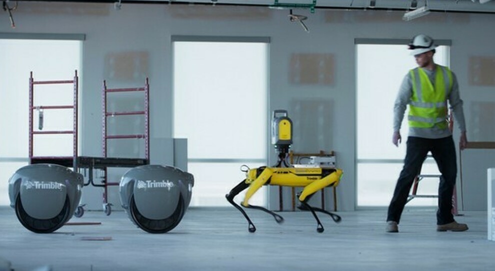 Pfftag, un prototipo Smart Following Module di proprietà di Piaggio Fast Forward, con il celebre robot Spot della società Boston Dynamics, controllato dalla tecnologia di posizionamento di Trimble
