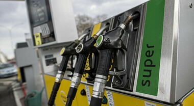 Carburanti, forte calo dei prezzi. Benzina in modalità self a 1,833 euro/litro, diesel self a 1,815 euro/litro