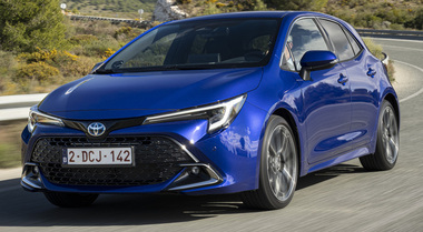 Su strada con la versione Full Hybrid dell'auto più venduta al mondo, la Toyota Corolla