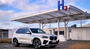 BMW Hydrogen, un altro attivo contributo alla transizione. A medio termine meno costoso puntare si rete distributiva H2