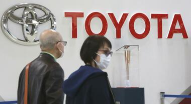Toyota rivede previsioni, -20% l’utile operativo 2023 a 17 mld di dollari. Effetto aumento costi dei materiali nonostante record 2022 a +36,3%