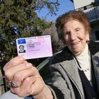 Centenaria rinnova la patente: «Il segreto è amare la vita». L’arzilla vecchietta potrà guidare altri due anni