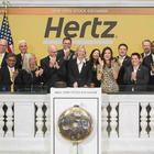 Compleanno Hertz, il primo secolo del gigante globale. Il brand leader oggi è operativo in tutti i continenti
