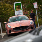 Maserati GranTurismo Folgore, l'eleganza elettrica del Tridente gira senza veli a Pebble Beach