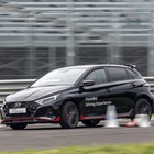 Hyundai Kona N, esame di maturità sull’asfalto di Monza. Il B-suv sportivo coreano da 280 cv conferma le eccellenti doti dinamiche